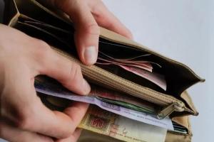 Некоторым категориям граждан увеличат зарплату: кому ожидать надбавки
