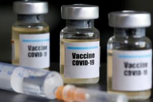 "Лежал и не мог пошевелиться": Испытания вакцины от COVID-19 приостановили из-за серьезных побочных эффектов у добровольца