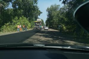 Между Лисичанском и Северодонецком ремонтируют дорогу: движение транспорта затруднено