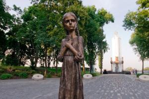 Зеленский спустя 2 недели отреагировал на надругательство над памятником жертвам Голодомора