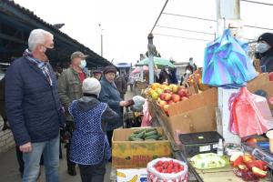 Маски на підборідді: Степанов побачив порушення карантину на ринках та заговорив про жорсткий контроль