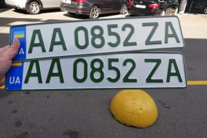 В Украине начали выдавать автомобильные номера нового типа: первые фото