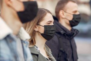 Ношение маски повышает шанс переболеть коронавирусом бессимптомно, - исследование