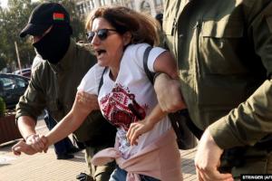  В Минске на "Женском марше" задержали более полусотни протестующих, среди их числа - журналисты (фото)