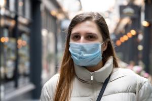 Маска захистить від коронавірусу краще, ніж вакцина - епідеміолог