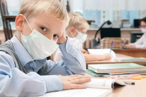 В Україні можуть застрахувати від коронавірусу дітей і вчителів пенсійного віку