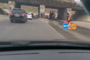 В Лисичанске возле бывшего содового завода ремонтируют дорогу