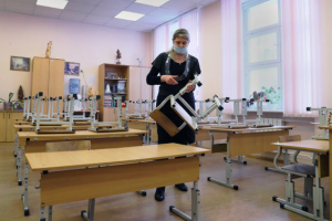 За парти сіли не всі: В Україні почали виявляти COVID-19 у вчителів та учнів