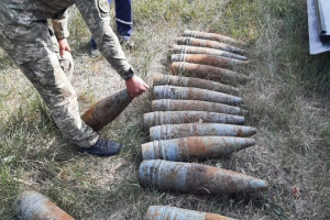 На Луганщині виявили схрон з артилерійськими снарядами біля житлових будинків
