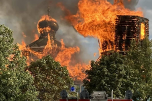 У Лимані Донецької області згорів Свято-Петропавлівський храм