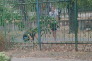 Не бояться нікого: У Сєвєродонецьку прямо біля дитячого садка підозрілі особи шукають "закладки"