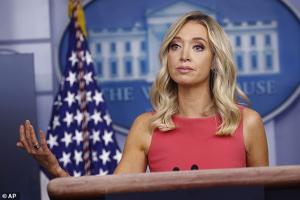 Вспышка COVID-19 в Белом доме: заболела пресс-секретарь Трампа и ее заместители