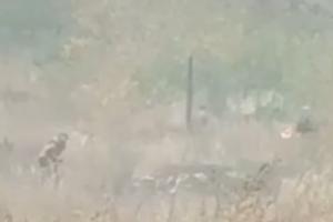 Українські військові зафіксували на відео, як окупанти підпалюють траву на Луганщині (відео)