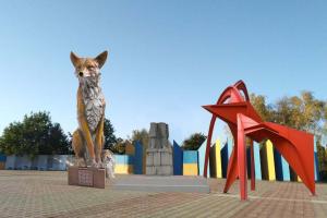 Грабли, лисица или кран с водой. Жители Лисичанска выбирают памятник для центральной площади города