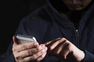Син потрапив у ДТП: 81-річна сєвєродончанка віддала шахраєві 36000 доларів США