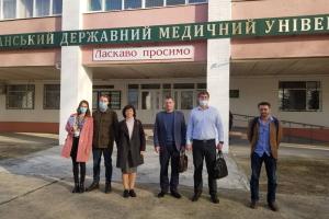 Нехватка медиков: на Луганщине к работе с больными COVID-19 привлекут врачей-интернов