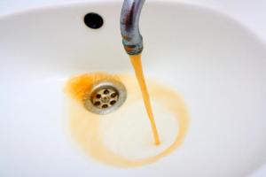 Лисичанська вода з іржавої перетворилася на золоту