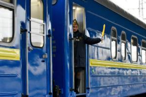 Укрзалізниця відновлює рух потягів з низки закритих станцій