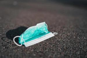 В одной из аптек Киева мужчина открыл стрельбу из-за просьбы одеть маску