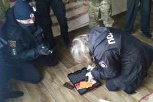 Під час обшуку у мешканця Луганщини вилучили боєприпаси та зброю