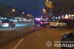 В центре Харькова автомобиль влетел в пешеходов на островке безопасности