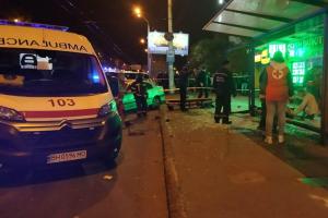 В Одессе автомобиль влетел в людей на остановке: первые фото и видео