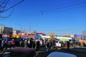 В Северодонецке протест из-за закрытия рынка: предприниматели перекрыли проспект