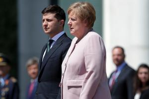 Больной коронавирусом Зеленский поговорил по телефону с Меркель