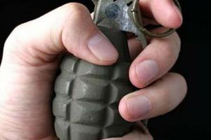 Вже від’єднав чеку: У Харкові чоловік погрожує гранатою поліцейським