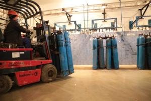 Северодонецкий "Азот" при необходимости может помочь медицинским кислородом соседним областям, - Гайдай