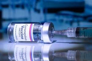 "Гонка" вакцин від COVID-19: ще одна компанія заявила про високу ефективність свого препарату