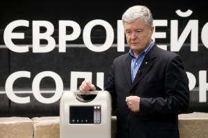 Лікарні України отримали перші 12 кисневих концентраторів від Порошенка