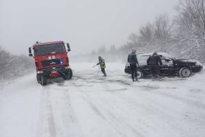 На Луганщине спасатели вытаскивали автомобили по снежной ловушки