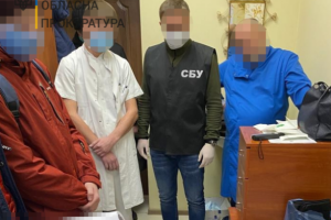 Лікаря Луганського обласного онкодиспансеру викрили у вимаганні грошей з пацієнта
