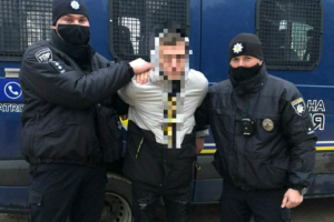 В Северодонецке на улице патрульные выявили 18-летнего парня с наркотиками