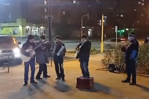 В Лисичанске возле "Сильпо" устроили импровизированный концерт: видео