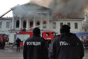 В центре Полтавы сгорело историческое здание, в огне погиб человек (видео)