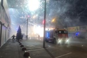 В российском Ростове случился пожар-фейерверк: горел павильон с пиротехникой