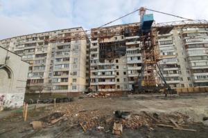 У Києві на Позняках демонтують багатоповерхівку, що вибухнула: колишні мешканці попрощалися з будинком
