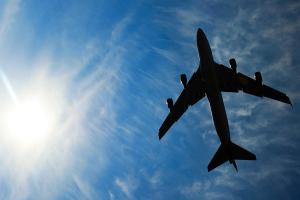 Украина пока не закрывает авиасообщение с Великобританией, но граждан просят воздержаться от поездок