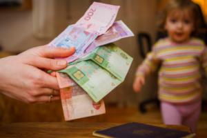 Выплаты ФЛП, вакцинация от COVID-19 в Украине и "несправедливый" тариф на свет: главные новости страны за 8 декабря