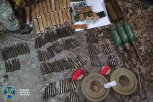 Поблизу лінії розмежування на Луганщині виявили схрон з мінами та вибухівкою