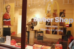 Компанія McDonald's відкрила барбершоп, де всіх стрижуть під Ді Капріо