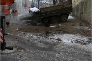 У Луганську вантажівка з окупантами провалилася під землю (фото)
