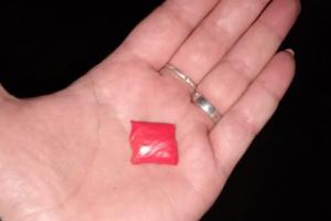 "Скоро по квартирам разносить будут": "закладчики" прячут наркотики в дверях северодончан