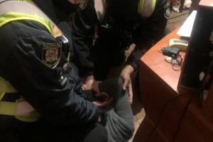 В Лисичанске полиция задержала злоумышленника, который нанес мужчине ножевое ранение