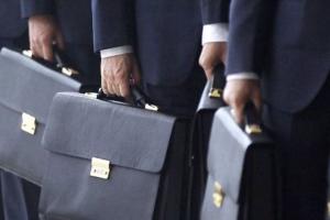 Кабмін збільшив зарплати чиновникам: названі суми