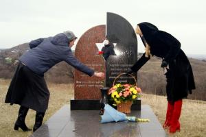 У Лисичанську провели меморіальний захід біля єдиного в області пам'ятника жертвам Голокосту