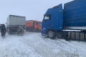 Запад Украины накрыл снежный циклон: спасатели вытаскивают транспорт из сугробов