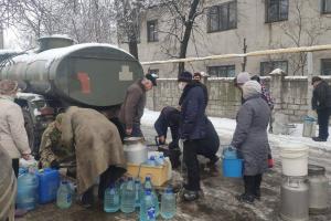 Прифронтовий Торецьк тиждень без водопостачання: воду населенню привезли військові